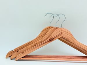 Cintres en bois de cannelle naturelle, écologiques et durables, <span class=keywords><strong>moins</strong></span> chers, option lot en gros, logo personnalisé disponible, pour magasin de vêtements moderne en carton - Product Image 3