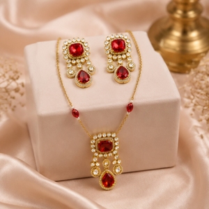 Elegante Juego de Collar y Aretes de Plata 925 con Piedras Rojas y Cuentas Blancas, Joyería Nupcial India Tradicional - Product Image 3