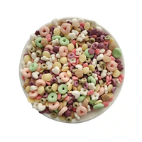 Céréales multiformes arc-en-ciel, boucles colorées mélangées, étoiles, cœurs, céréales croustillantes pour le petit-déjeuner, collation pour le yogourt, le lait, comme garniture