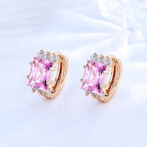 Boucles d'oreilles créoles plaquées or pour femme, avec zircon rose taille émeraude et cristaux brillants, idéales pour mariage, fête ou banquet - Product Image 5