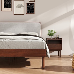 Juego de Dormitorio Wyller de 2 Piezas, Cama Queen Size Moderna con Mesita de Noche, en Madera de Nogal Natural - Product Image 2