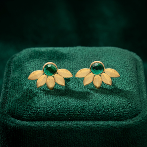 Élevez votre style avec la beauté naturelle des boucles d'oreilles rondes en laiton plaqué or avec pierre précieuse d'onyx vert - Product Image 3