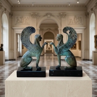 Statue de Sphinx ailé en bronze patiné antique, décorée dans un showroom moderne