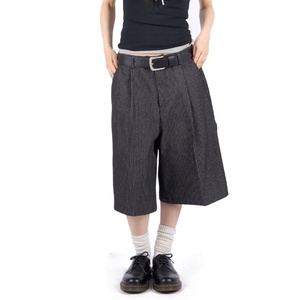 Shorts plissés pour hommes en coton 100% style streetwear hip-hop, multi-poches, logo personnalisé, classiques, rayés noirs, vente en gros - Product Image 1