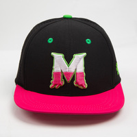 Gorra de béisbol OEM de dos tonos elástica con visera plana, parte frontal rígida de buckram, ventilación lateral con orificios cortados a láser y múltiples logotipos, estilo streetwear.