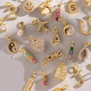 गोल्डन स्पोर्ट्स और टैलिस्मैंट | स्टेनलेस स्टील 18k pvd सोने का आकर्षण, टेनिस रैकेट, मेगाफोन और हॉकी - Product Image 2