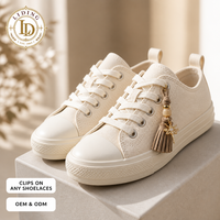 Breloque ballerine en daim beige avec pompon pour lacets de baskets, pendentif en cristal, porte-clés, breloque pour sac, personnalisable OEM