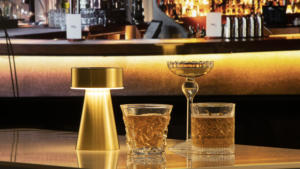 Lámpara de Mesa Portátil Magnética Recargable de Aluminio con Control Remoto Inalámbrico, Diseño Moderno, Simple y Flexible para Hotel - Product Image 6