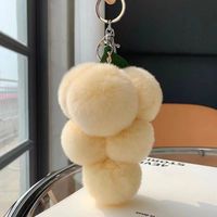 Porte-clés de voiture en peluche pompon tendance, design original en forme de raisin, accessoire mignon pour femme