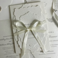 Suite d'invitations de mariage florales blanches haut de gamme avec détails en relief, cartes découpées, ruban, enveloppe et sceau de cire pour mariages de boutique