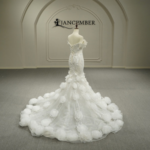 Vestido de Novia Moderno GT26042, Estilo Sirena, Corte Ajustado, Cola Capilla, Encaje, Cristales y Flores 3D - Product Image 3