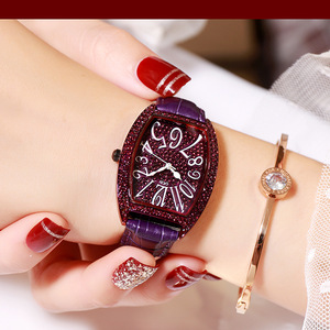 Reloj de mujer con forma de barril, correa de cuero genuino y cristales de diamante. - Product Image 1