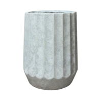 Jardinière haute Ronglin moderne gris clair côtelée, pot texturé style béton cannelé pour plantes de jardin extérieur