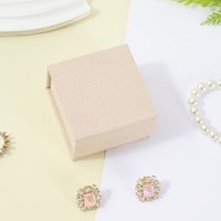 Boîte cadeau Becan en gros à surface souple avec couvercle à charnière, bleu foncé et ivoire, pour présentation et vente au détail de bijoux et pendentifs