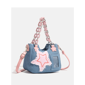 <span class=keywords><strong>Sac</strong></span> bandoulière mini hobo en denim bleu foncé <span class=keywords><strong>tendance</strong></span> rétro avec appliqué étoile rose effiloché et chaîne épaisse rose et argentée - Product Image 3