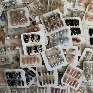 Venta al por mayor, paquete de 10 <span class=keywords><strong>uñas</strong></span> postizas acrílicas 3D con forma de almendra y stiletto, diseño mixto aleatorio, hechas a mano para dedos. - Product Image 2