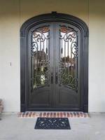 Portail en fer forgé sur mesure OEM pour les projets de décoration d'entrée principale des hôtels et des bâtiments commerciaux