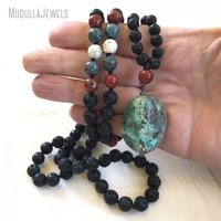 MN21223 Collier diffuseur d'huiles essentielles en pierre de lave et turquoise, 108 perles de prière Mala nouées à la main, bijoux tibétains pour le chakra Racine