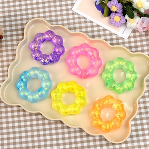 Pulsera Sensorial Antiestrés de Donut con Flores Brillantes, Juguete Blandito TPR Elástico para Apretar y Aliviar el Estrés - Product Image 6