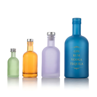 Kleurrijke milieuvriendelijke glazen whiskyfles 500ml 750ml 1L op maat gemaakte matte afwerking kurk lege likeurfles voor bourbon rum brandewijn
