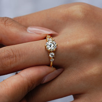 Perhiasan Perak Sterling 925 Grosir Berlapis Rhodium Klasik Enam Cakar 1CT Warna D VVS1 Moissanite Cincin Mewah untuk Wanita