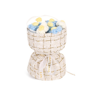 Bouquet di Fiori all'Uncinetto Fatto a Mano, Regalo Creativo e Raffinato per Migliore Amica, Compleanno, San Valentino, Festa della Mamma - Product Image 5