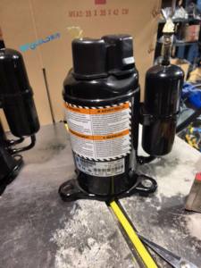 คอมเพรสเซอร์โรตารี่ R134a TRK5450Y TRK5480Y TRK5512Y 460V <span class=keywords><strong>3</strong></span> ~ 60Hz 380-420V <span class=keywords><strong>3</strong></span> ~ 50Hz สำหรับเครื่องปรับอากาศ - Product Image 1