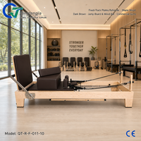 Reformer de Pilates pliable en bois d'érable brun foncé avec barre en bois massif et support de rangement pour salles de sport commerciales