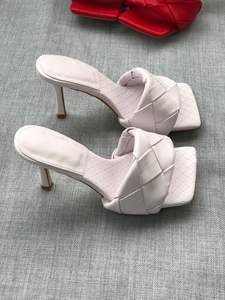 XINZI-Sandalias con logotipo de lluvia personalizadas para mujer, sandalias deslizantes de cuero con diseño de puntera cuadrada de talla grande - Product Image 3