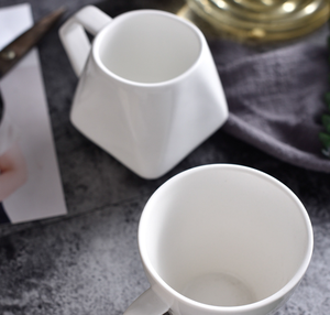 Ensemble de tasses en céramique géométriques blanches minimalistes, logo personnalisé, forme irrégulière, tasse à café pour hôtel, restaurant, cadeau de mariage, vente en gros - Product Image 4