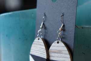 Pendientes Elegantes de Resina y Madera, Joyería Ligera Hecha a Mano, Diseño Único, Ideal para Uso Diario - Product Image 5