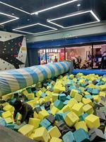 Installations de jeu de sport commerciales d'intérieur pour enfants Jeux interactifs Double diapositives en plastique Équipement de jeu d'escalade Méchant