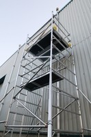 Plateforme de chantier mobile avec échelle et escalier