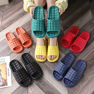 Sandales légères antidérapantes pour femmes 2026, semelle épaisse et souple, tongs antidérapantes, chaussons de bain, pantoufles d'intérieur couleur unie - Product Image 1