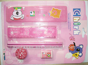 Ensemble de papeterie scolaire personnalisé SS01 comprenant un crayon, une gomme, un taille-crayon, une règle et plus encore - Impression couleur complète - Fabriqué en Chine - Emballage en PVC - Product Image 3