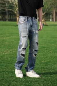En stock: Jeans de mezclilla para hombre, de pierna recta, con bordado de puntadas gruesas, con parches y efecto desgastado. - Product Image 3