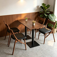 Ensemble de table et de chaises carrées de style médiéval personnalisable avec structure en métal pour cafés, pâtisseries, restaurants, et restaurants de nouilles