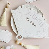 Ensemble de cartes de mariage de luxe en relief floral, décoré de pompons, blanc crème, papeterie de mariage, logo personnalisé, imprimé en typographie, peint à la main