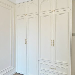 Armadio/Cassettiera su Misura in Legno Massello di Rovere Bianco Laccato Stile Americano, Lusso Leggero Crema Francese, per Villa - Product Image 6