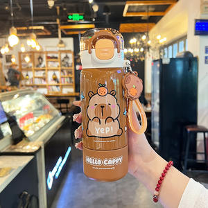 Botella de agua aislada Hello Cappy de 500 ml, vaso infantil de acero inoxidable con pajita para niños en edad escolar, marrón y blanco - Product Image 1