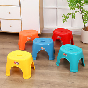 Tabouret enfant en plastique, coloré, rond et bas, pour la maison et l'usage des enfants - Product Image 1