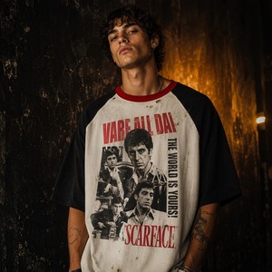 T-shirt Grafica Raglan Bianca con Stampa <span class=keywords><strong>Scarface</strong></span> All Day World Is Yours, Stile Distressed Streetwear, 100% Cotone 300g, Metour Ingrosso - Product Image 1
