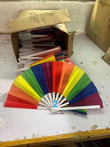 Éventail de Mariée Arc-en-ciel de Haute Qualité en Gros, Grand Éventail à Main en Plastique - Product Image 5