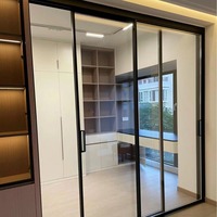 Porte battante simple en verre transparent avec cadre fin noir moderne pour cloison de cuisine, appartement, villa, intérieur de maison