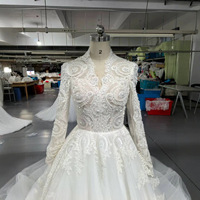Robe de mariée en dentelle style cour, col en V, col montant, richement perlée, avec longue traîne, longueur ras du sol