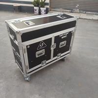 Console de mixage numérique MIDAS M32Live 32 canaux personnalisée dans un coffret de transport ouvert, prise en charge OEM et ODM