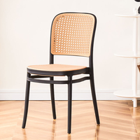 Chaise nordique moderne empilable en plastique rotin avec dossier pour la maison et l'entrepôt