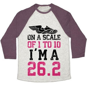 En una escala de 1 a 10, soy una camiseta de béisbol unisex de mezcla triple 26.2. - Product Image 1