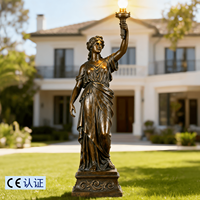 Lampe torche personnalisée de haute qualité en bronze moulé sur pied pour femme Sculptures pour cour extérieure Villa Décoration Métal Artisanat