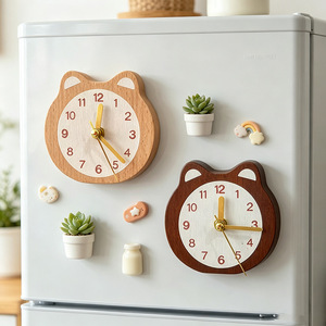 Horloge murale en bois en forme d'ours personnalisée, logo gravé OEM, aimant silencieux pour la décoration du réfrigérateur de cuisine, vente en gros - Product Image 2